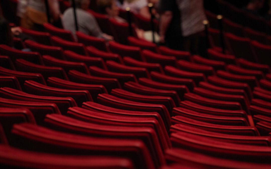 Leere Theaterstühle