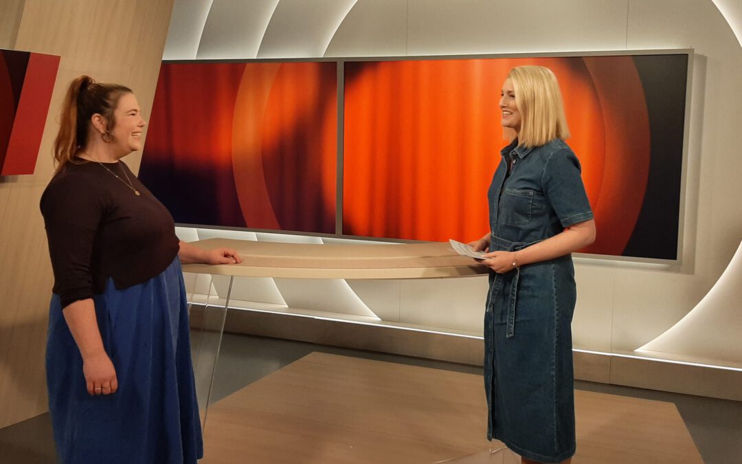 Fernsehstudio der Lokalzeit Aachen mit Moderatorin und Gästin