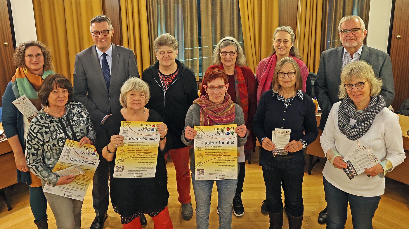 Team der Kulturtafel Aachen bei StädteRegionsrat Tim Grüttemeier.