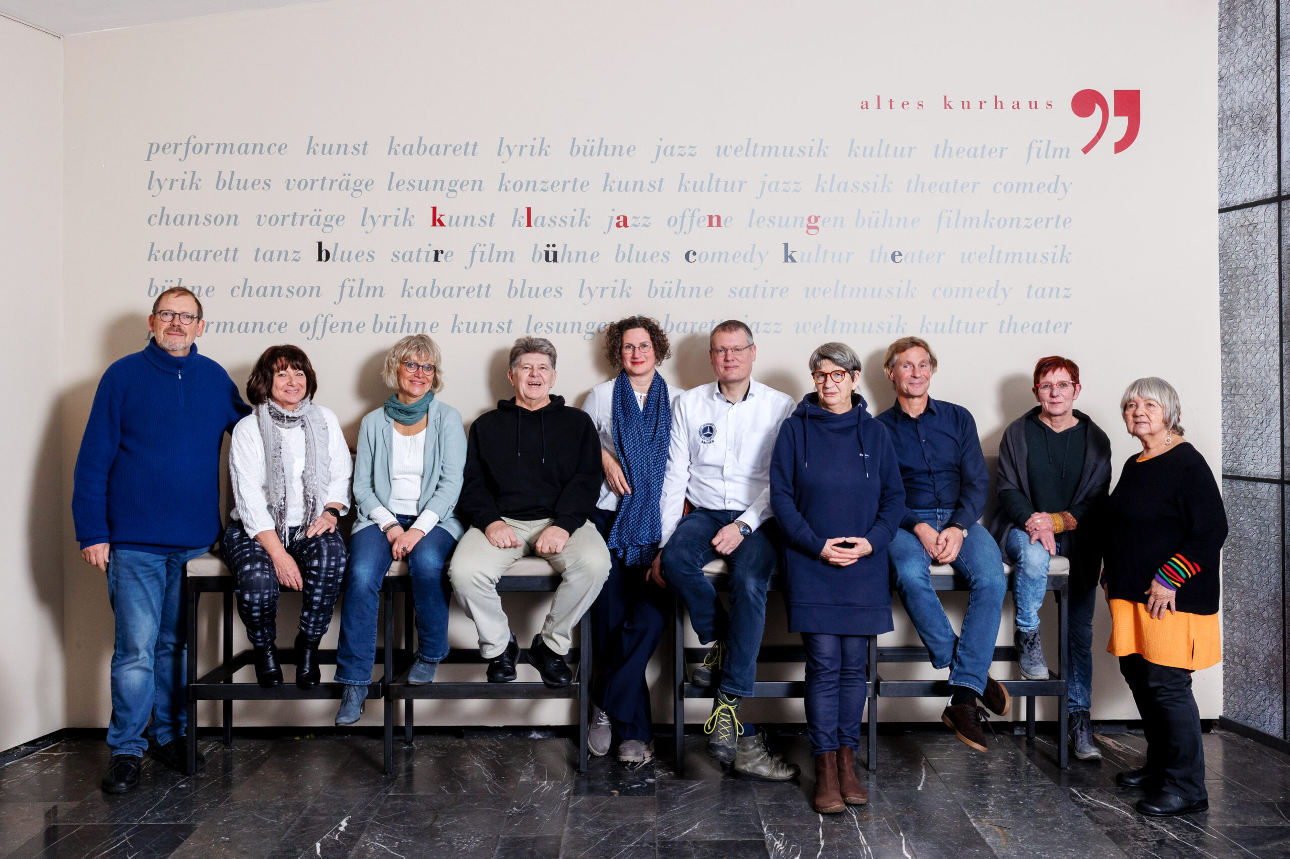 Gruppe von Menschen vor Kulturbegriffen an der Wand