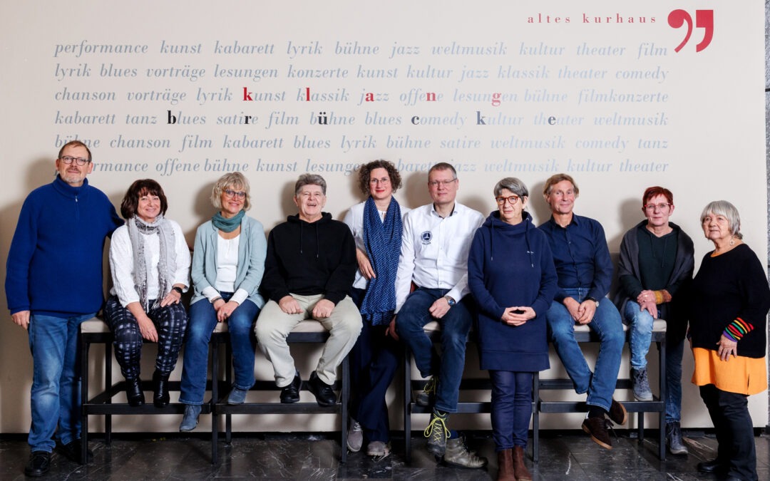 Gruppe von Menschen vor Kulturbegriffen an der Wand