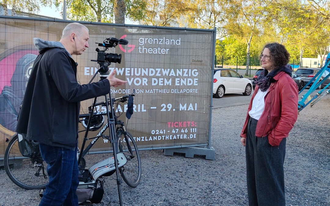 Kameramann und interviewte Person in Seitenansicht
