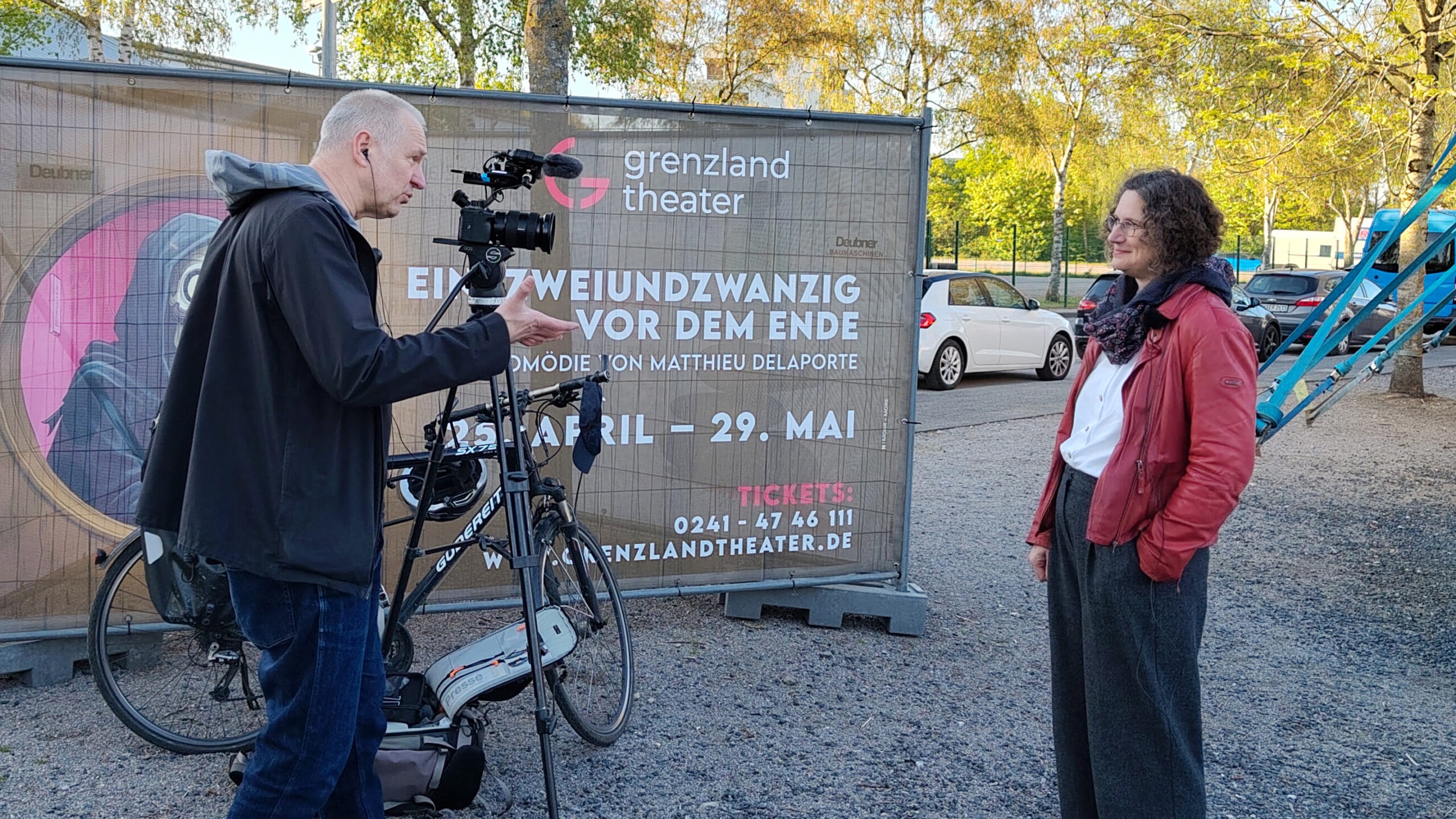 Kameramann und interviewte Person in Seitenansicht