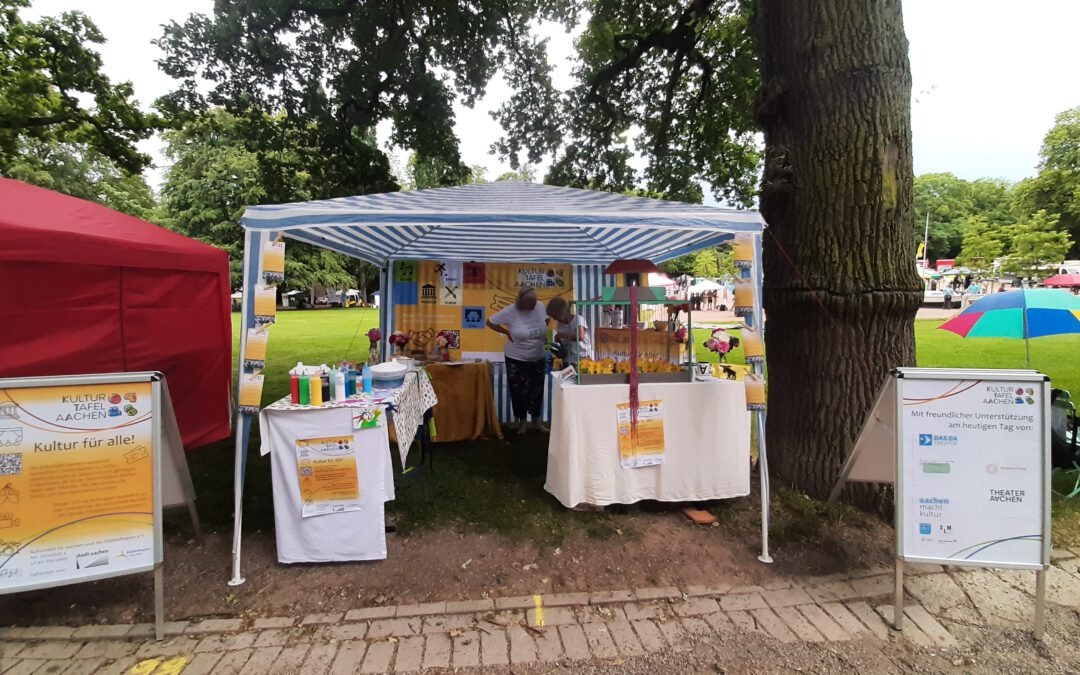 Stand der Kulturtafel draußen unter einem Baum