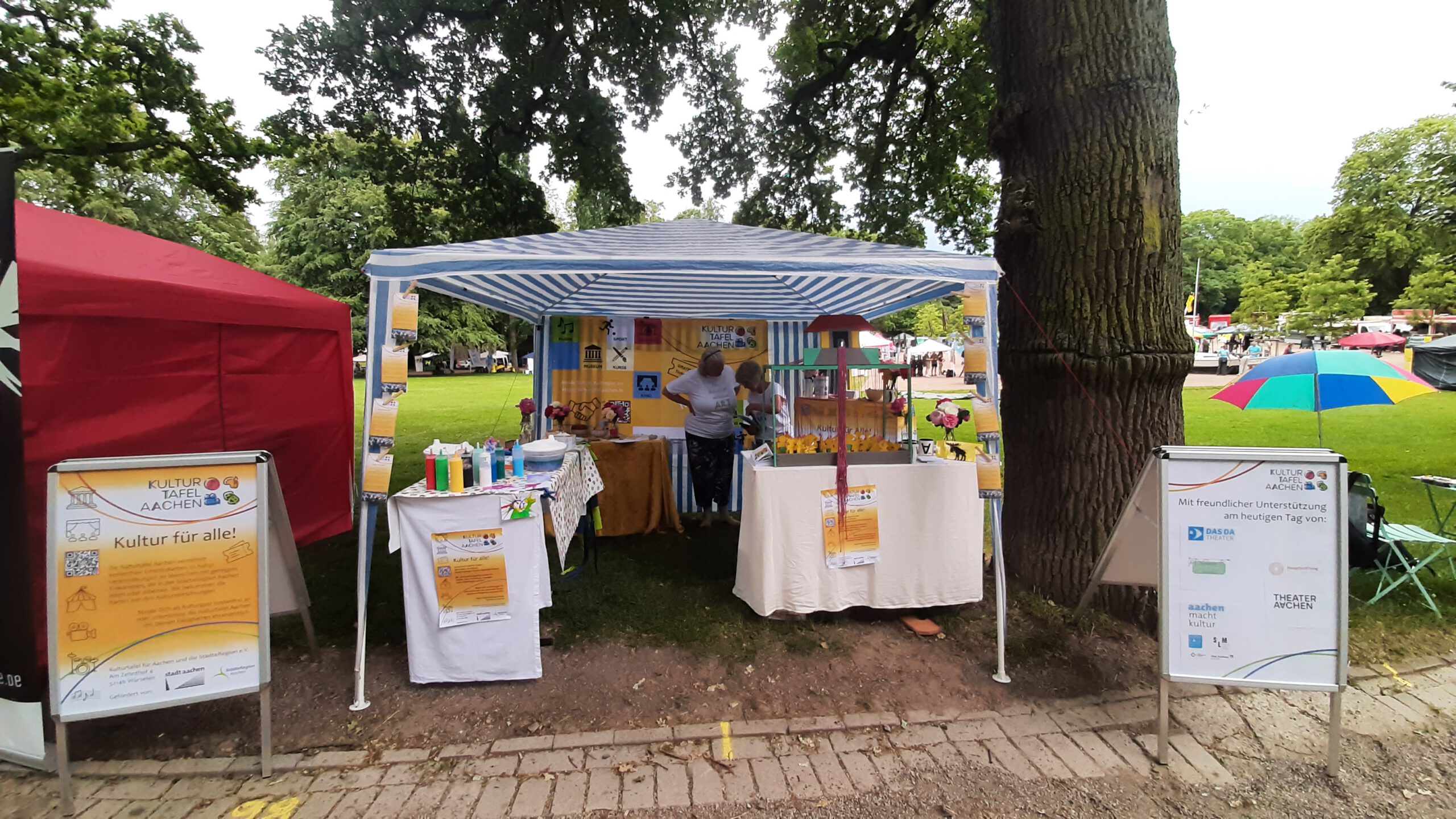 Stand der Kulturtafel draußen unter einem Baum