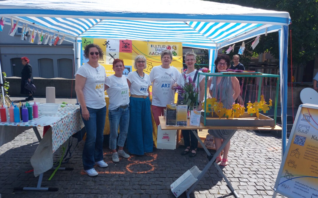 Stand der Kulturtafel draußen in einer Stadt