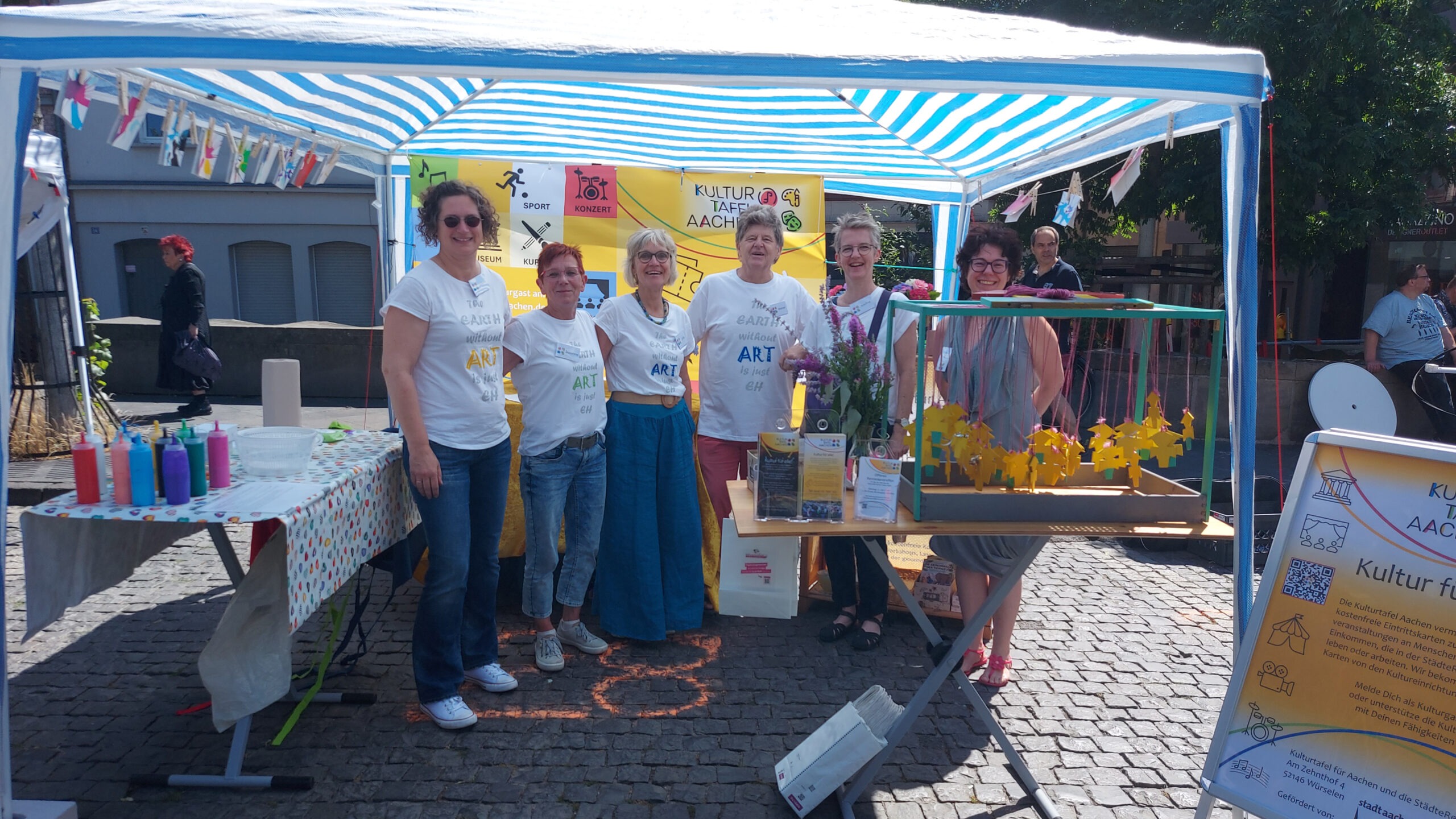 Stand der Kulturtafel draußen in einer Stadt