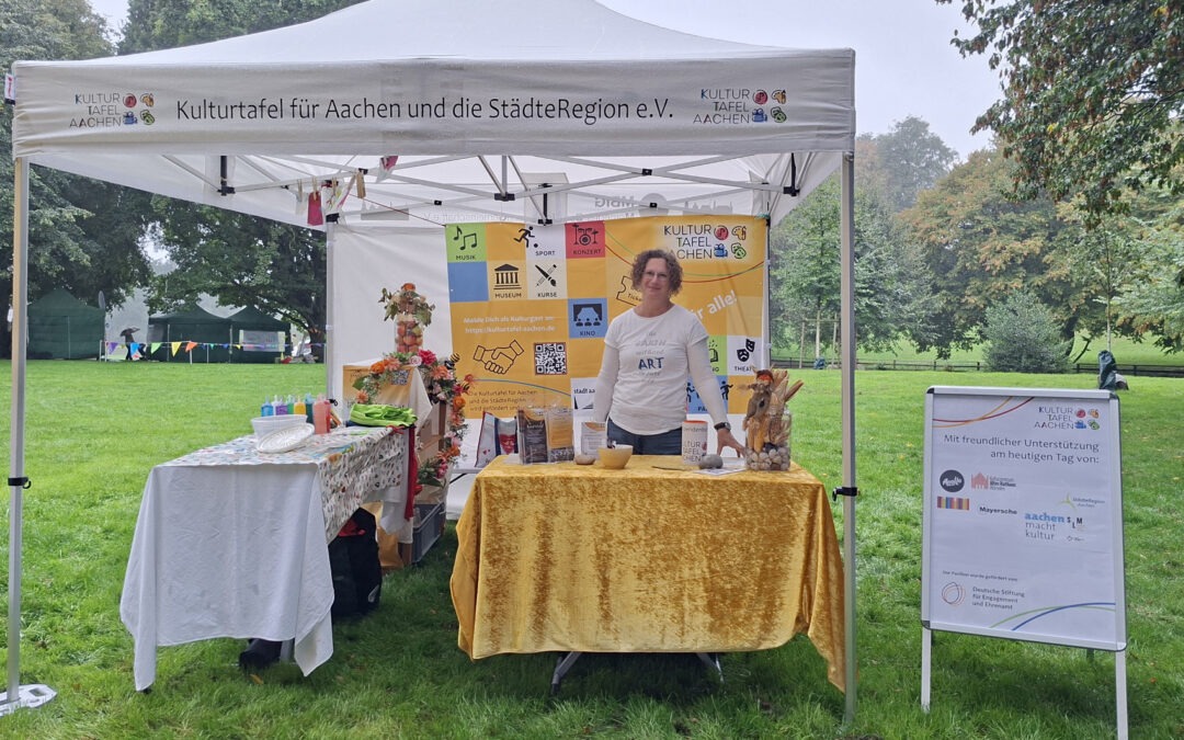 Aktionsstand der Kulturtafel vor Veranstaltungsbeginn.