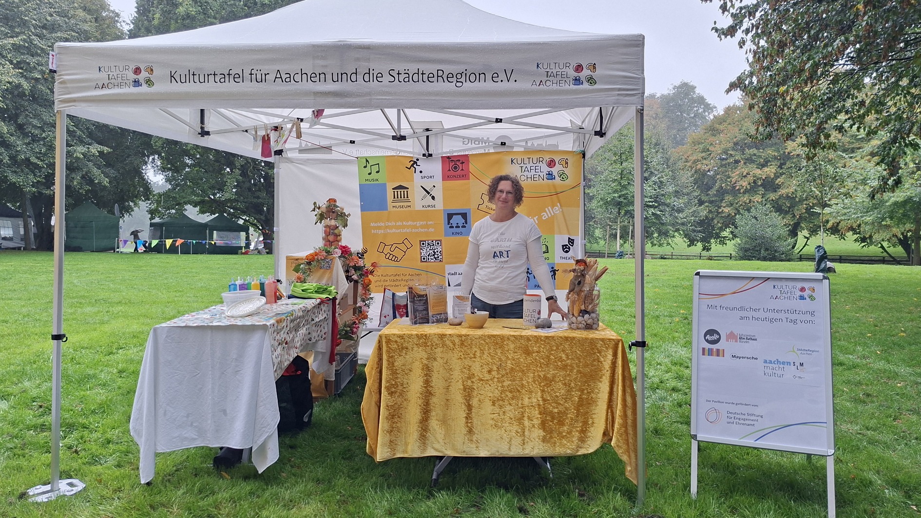 Aktionsstand der Kulturtafel vor Veranstaltungsbeginn.